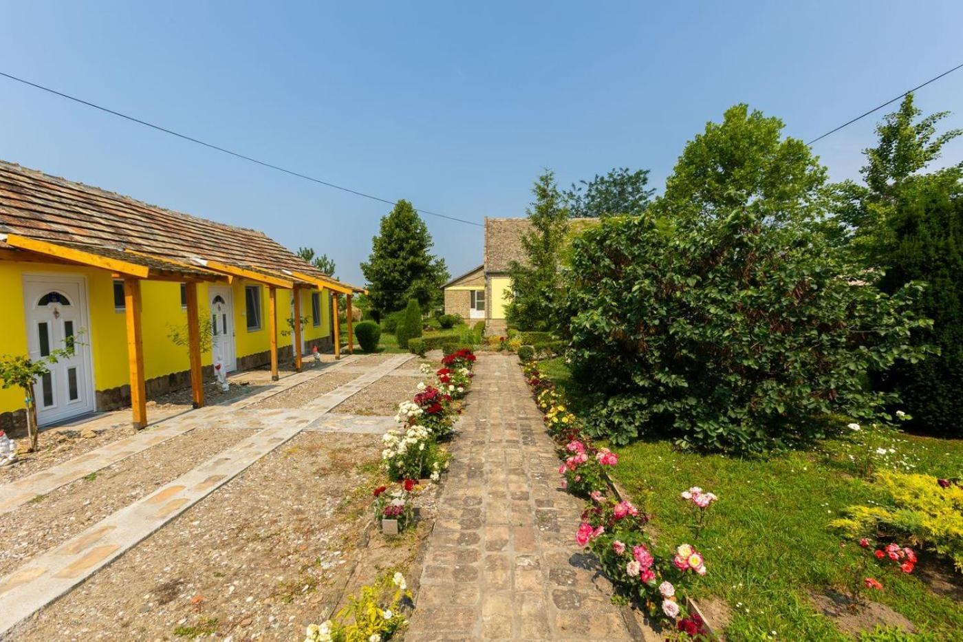 Salas Vujic Bečej Exterior foto