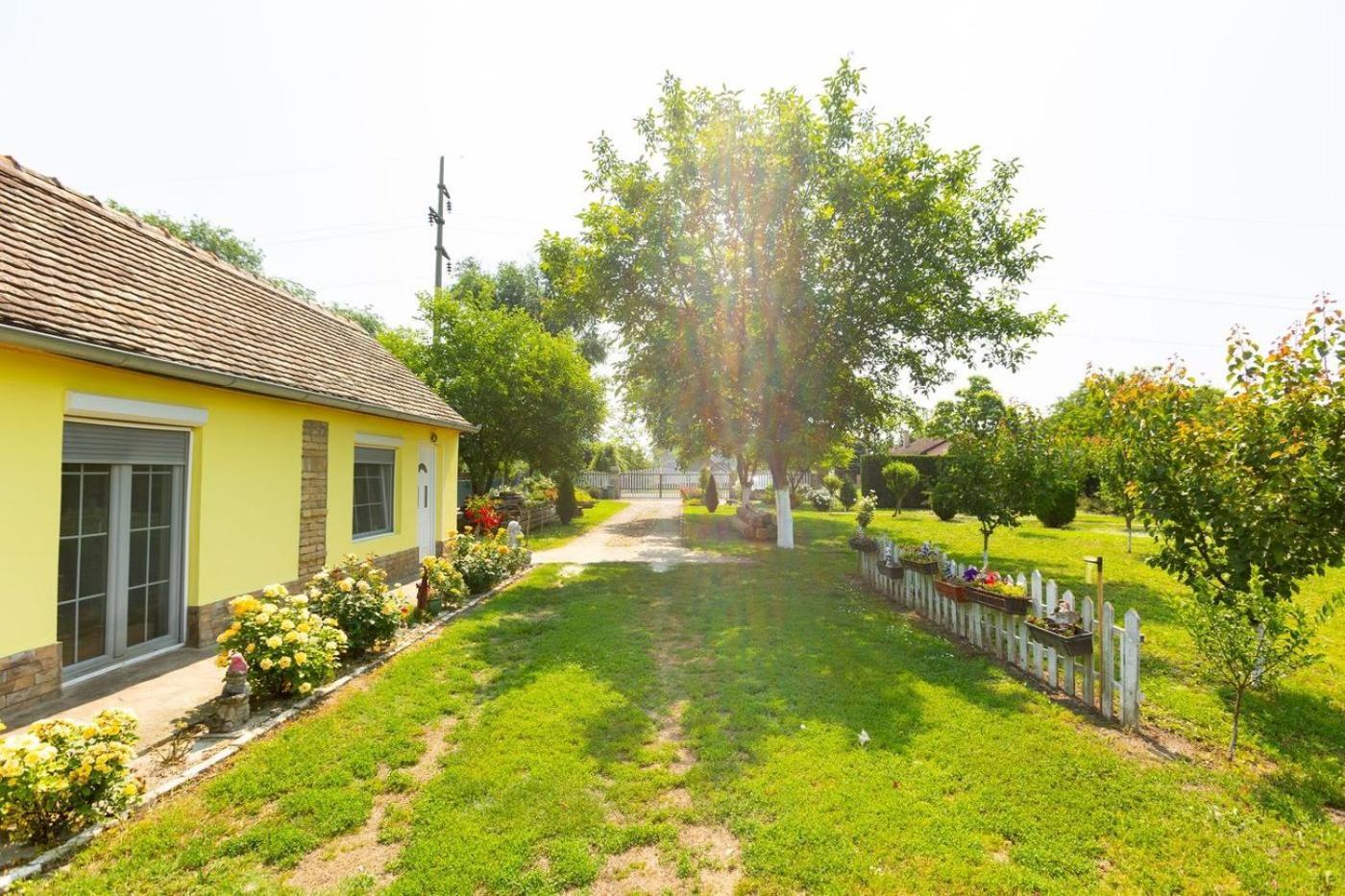 Salas Vujic Bečej Exterior foto