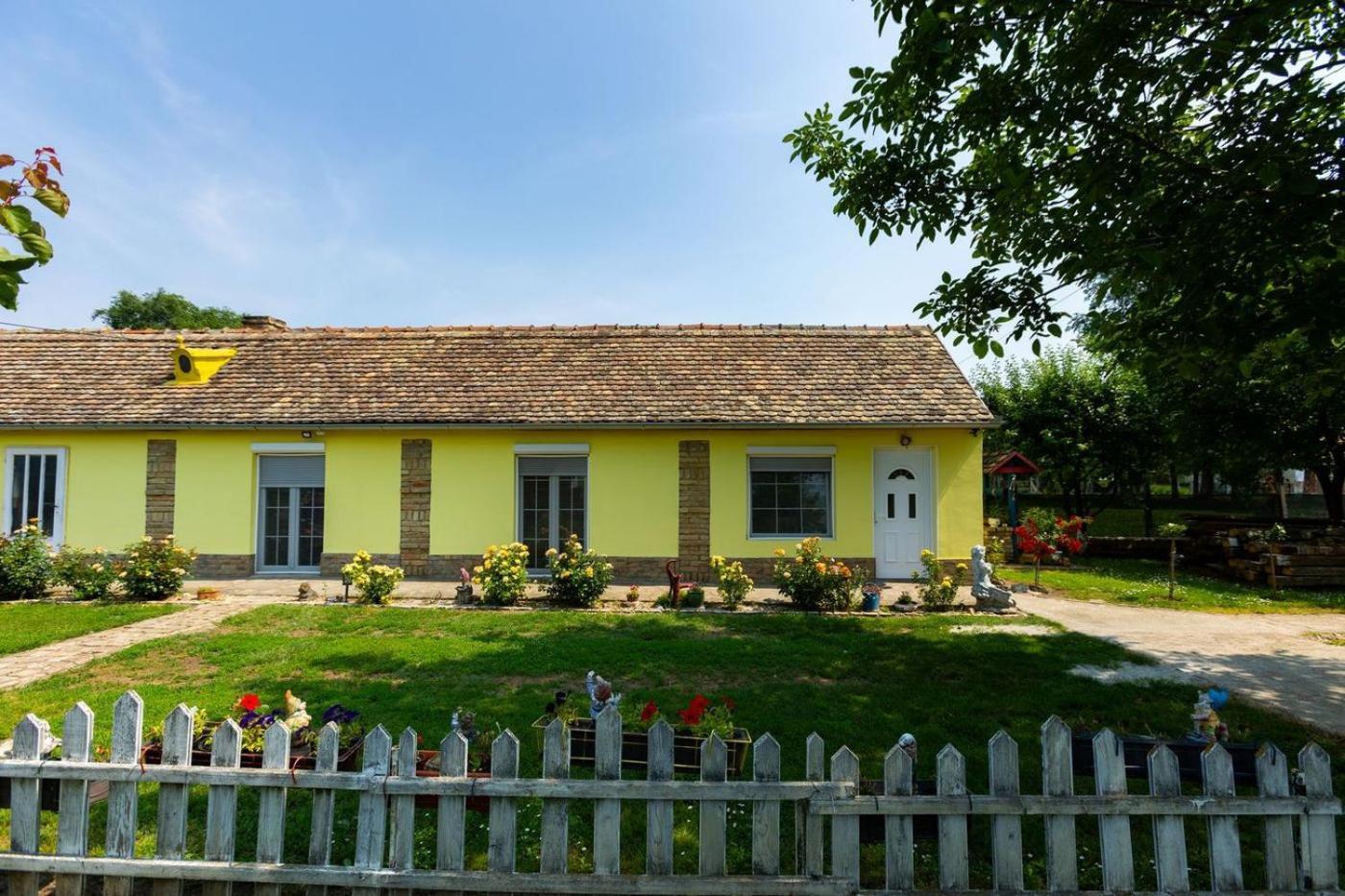 Salas Vujic Bečej Exterior foto